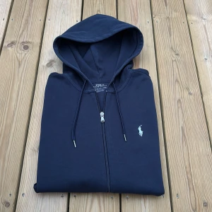 Ralph Lauren zip GE PRISFÖRSLAG  - Skick: 10/10 | Storlek: XS | Passar perfekt för dig som är 165-175 | Nypris: 2195 | Mitt pris: Ge prisförslag | Hör av er vid frågor. OBS! Vill endast ha seriösa köpare. 