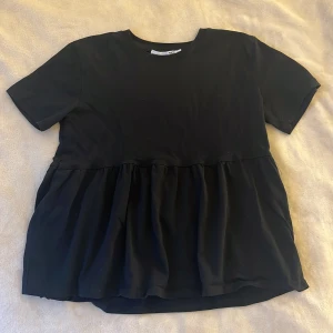 Svart blus med volang  - Svart tröja med volang från lager 157. Den är i storlek 150 men passar också mig som är 163 lång. Den är knappt använd och i väldigt bra skick.💓