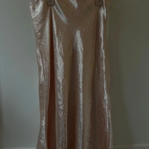 Ljusrosa långkjol från Monki  - Hur snygg rosa långkjol?!😍💕 