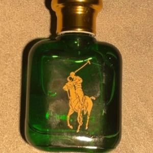 Polo Eau de Toilette 15ml från Ralph Lauren - Klassisk Polo Eau de Toilette från Ralph Lauren i en grön glasflaska med guldlock och ikonisk polospelare i guld på framsidan. Flaskan rymmer 15 ml och kommer i original grön kartong med guldtext. Perfekt storlek för att ta med sig.