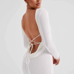 Klänning Babyboo Fashion - Superfin vit långklänning från Babyboo Fashion med öppen rygg. Materialet är stretchigt och lent. Helt oanvänd i original påse med lappar kvar. Storlek XS. Originalpris 1066kr