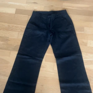Svarta linnebyxor med raka ben - Snygga mörkblå linnebyxor med raka ben och klassiska fickor både fram och bak. Byxorna har bälteshällor och en enkel, stilren look som passar perfekt till en avslappnad stil. Materialet är svalt och skönt, perfekt för varmare dagar. Inte så långa alls.