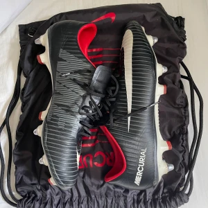 Nike Mercurial Vapor elite - Säljer ett par Nike mercurial Vapor elite XI SG-pro i färgen pitch dark. Skorna är väldigt sällsynta och bara använda ett fåtal gånger. Säljs för att dom inte längre används. Kvitto finns!  Storlek 43  Kom med bud!  (Tillhörande nyckel och påse medföljer)