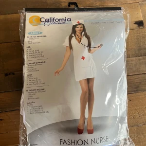 Vit sjuksköterskekostym från California Costumes - Sjuksköterska maskeraddräkt använd vid ett tillfälle, nyskick och komplett. Står i som storlek XL men den är som strl M. Köpt för 300kr
