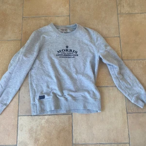 Grå sweatshirt från Morris - Storlek S.                                                                   Bra skick.                                                                     Pris kan diskuteras 