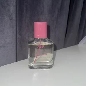 ZARA Pink Flambé parfym - ZARA Pink Flambé parfym. Flaskan är 30 ml och endast lite har använts.