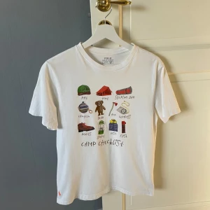 Polo Ralph Lauren tshirt - Tja säljer nu denna otroligt snygga och sällsynta ralph lauren tischan i fint skick! Storlek L i barnstorlek vilket motsvarar en s/xs. Bara att fråga vid eventuella funderingar mvh 