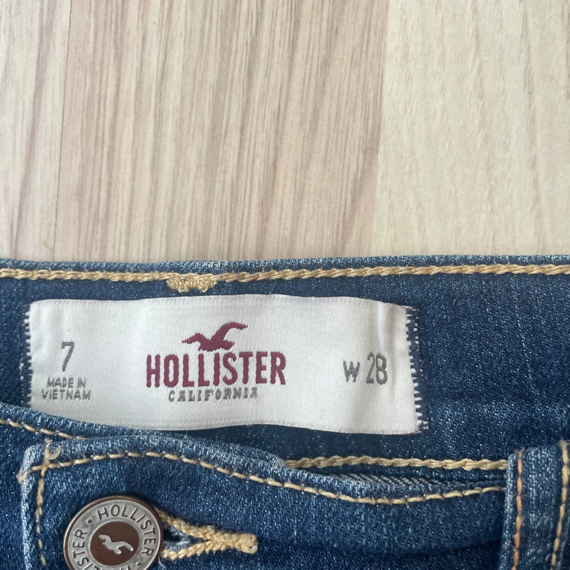 Mörkblå jeansshorts med slitningar från Hollister - 3