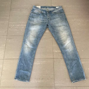 Dondup George jeans  - Säljer nu dessa Dondup George jeans i storlek 34 som är i bra skick utöver lite trasiga mellan benen, skriv för fler bilder/frågor🙌🏼