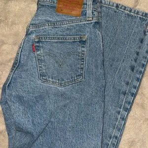 Levi's 501 W23 - Klassiska Levi's 501 straight jeans. W23L32. enbart testade aldrig använda. Köpta från Zalando.