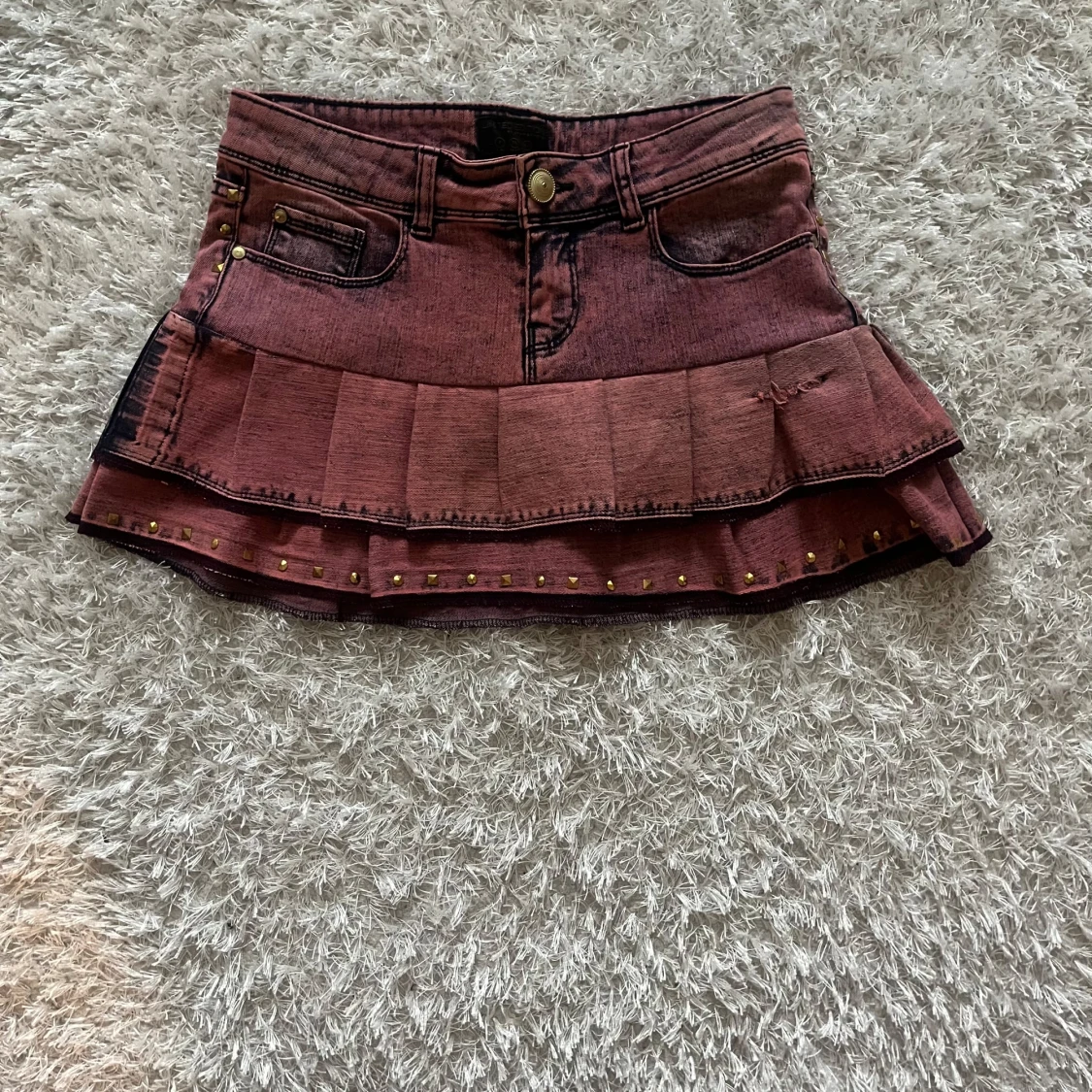 Röd jeanskjol med volanger och nitar