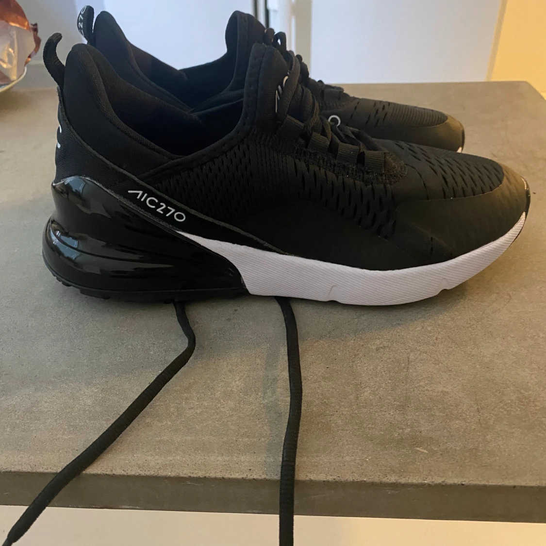 Svarta sneakers AIC270 med vit sula - 2