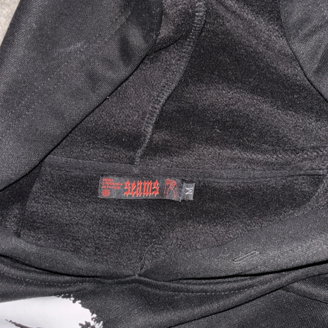 Svart hoodie från Seams med tryck - 2