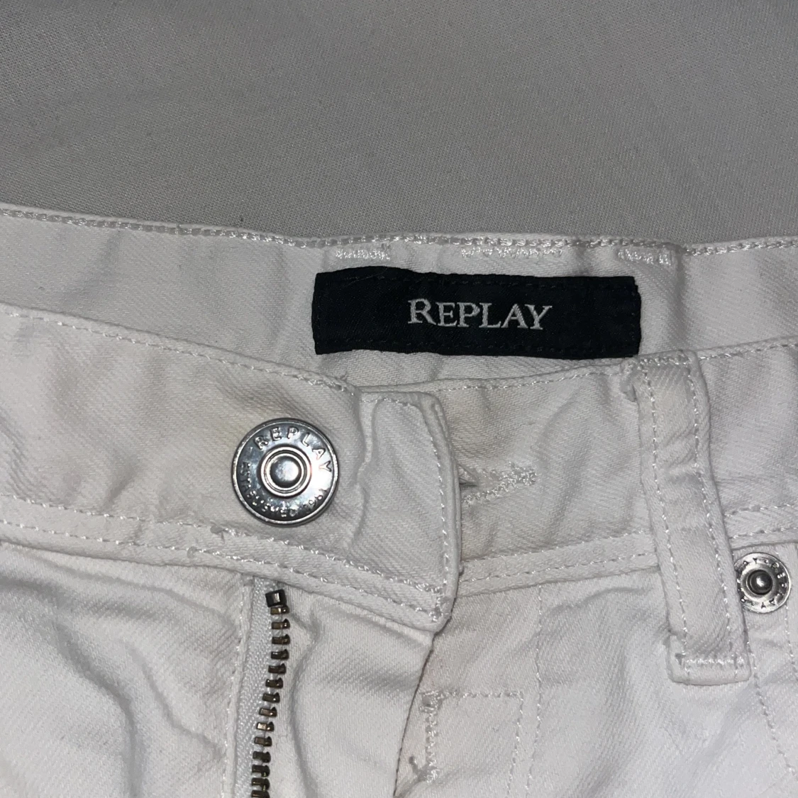 Vita jeansshorts från Replay - 2