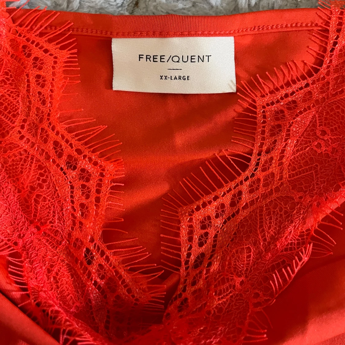 Röd spetslinnetopp från Freequent - 2