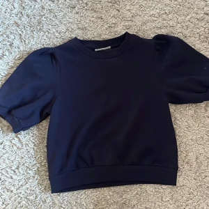 Marinblå topp från Gina Young - Säljer denna Super söta topp från Gina Young i storlek 158/164. Den är helt oanvänd  och super mjuk, hör av er vid funderar!