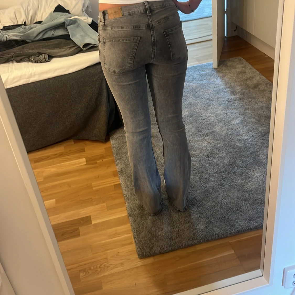 Grå bootcut jeans  - 1