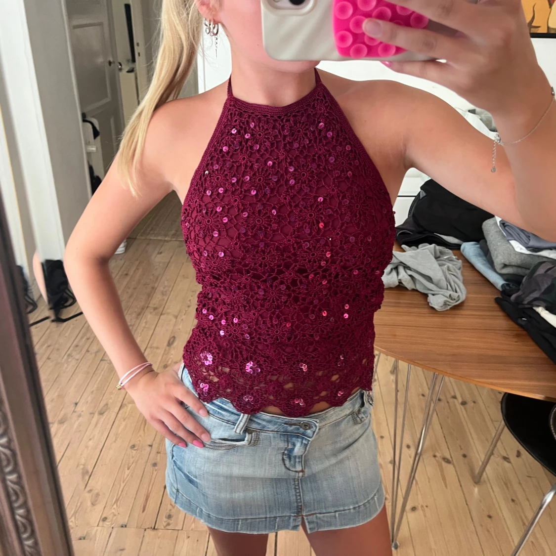 Vinröd paljettprydd halterneck-topp