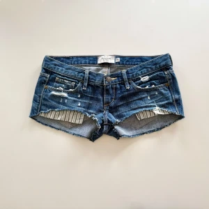 Super låga Abercrombie & Firch shorts - Ultra låga 2000s Abercrombie & Fitch shorts i storlek 00/xxs