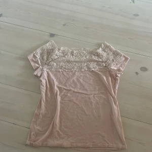 Ljusrosa topp med spetsdetalj - Söt ljusrosa off shoulder topp😍den är i jättebra skick. Jag köpte den second hand men själv har jag aldrig använt den. Lappen är bortklippt men jag skulle säga att det är storlek M.