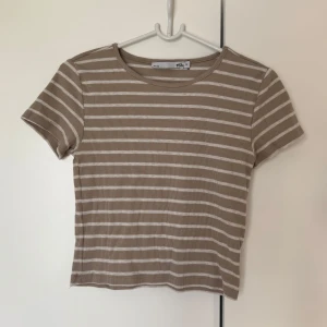 Beige och vit randig topp - Beige och vit randig T-shirt / Topp från lager 157