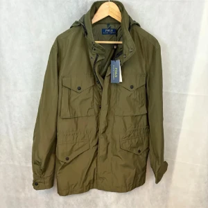 Ralph Lauren field jacket  - Fint skick utöver en defekt, bild 5. Modellen är 185 och bär M
