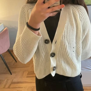 Vit stickad kofta med knappar - Säljer en jättefin vit stickad kofta i storlek 134/140! Det finns några små färgfläckar men som inte syns när man har koftan på 🫶