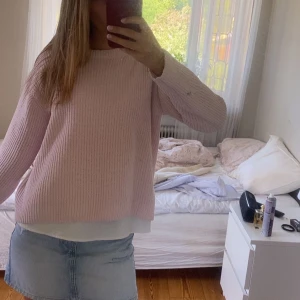 Ljusrosa stickad tröja - Jätte söt stickad tröja från Nelly! Den har inga defekter förutom en liten fläck på ärmen o framtiden me färg, men det är inget som syns eller märks när den är på. Skriv till mig vid frågor🤗