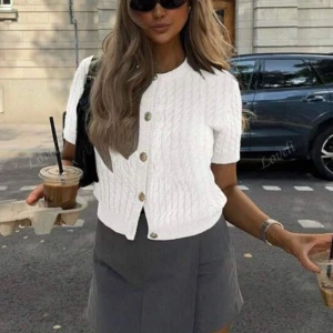 Stickad tröja  - Super fin kabelstickad t shirt med guldknappar, aldrig använd 🩷💘 Storlek M men sitter bättre på S. Aldrig använd 