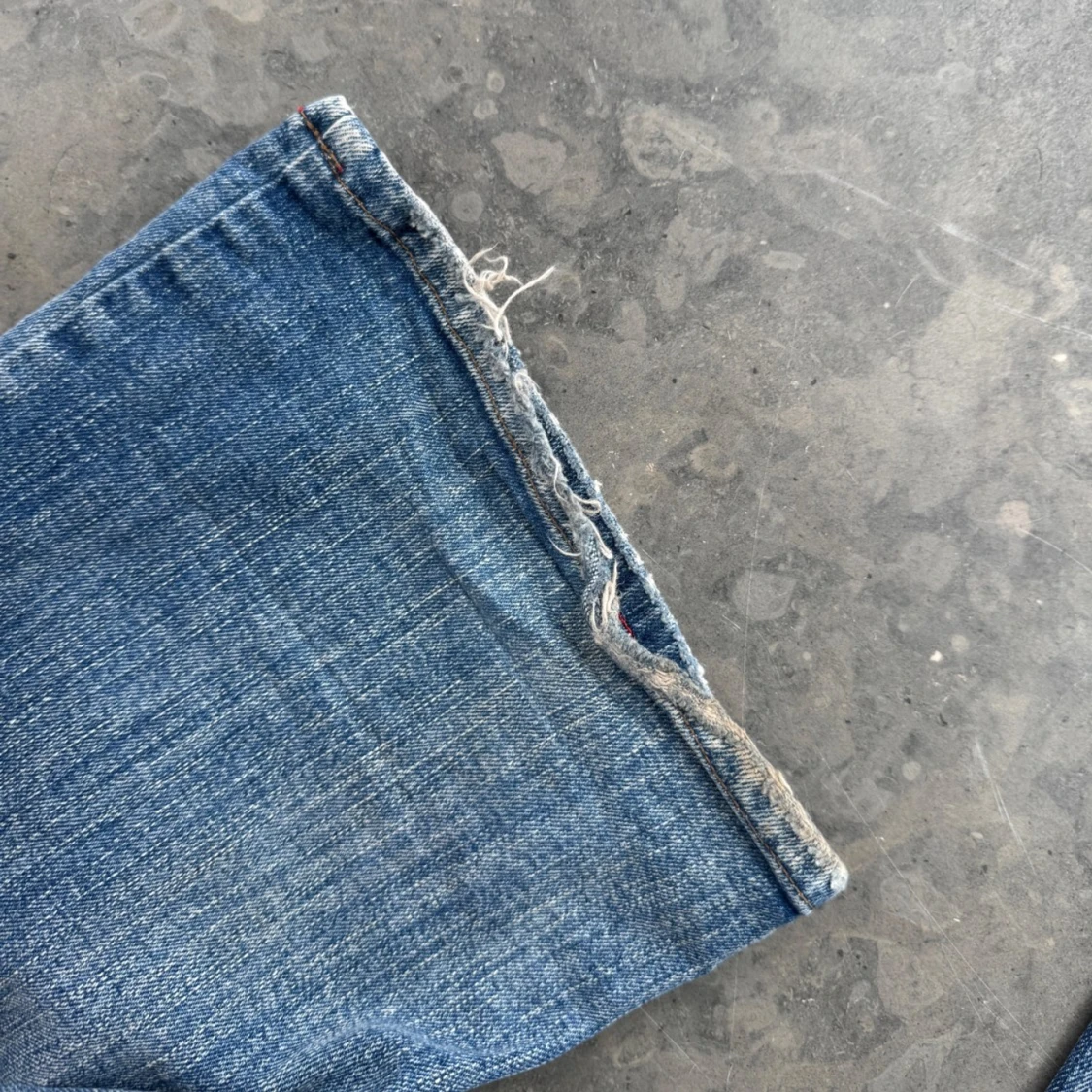 Lågmidjade jeans med slitningar  - 3