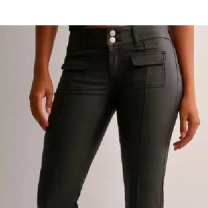 Nelly läderbyxor  - Säljer dessa från Nelly storlek 36, de har gått av en liten del av sömnen på ett ställe som enkelt går o laga men har ej gjort de för använder inte dem längre ! Skriv vid bilder eller intresse, kommer inte sälja för 300 så onödigt o buda så lågt! ❤️