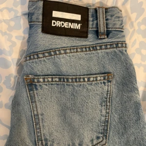 Ljusblåa raka jeans från Dr Denim - Säljer ett par ljusblå jeans från Dr Denim i rak modell. Klassisk femficksdesign, hög midja och snyggt ljus tvättad denim. Perfekta för dig som gillar en avslappnad och stilren look. Storlek 27/30.