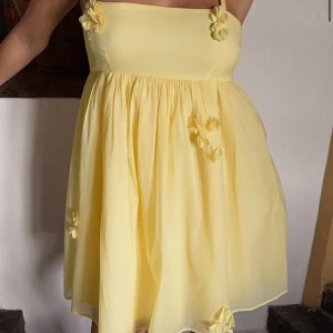 Gul miniklänning - nyskick - Superfin ljusgul kortklänning med smala axelband. Justerbara band. Aldrig använd från NA-KD i storlek 34. 