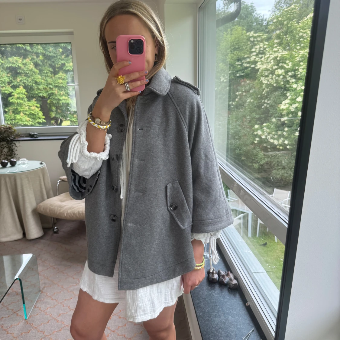 Grå kappa med knappar och fickor - 2