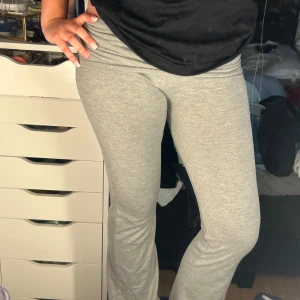 Gråa yoga pants  - Snygga ljusgrå yoga pants. bootcut passform som ger en avslappnad men trendig look. Perfekta för chill dagar eller när du vill vara bekväm men ändå se fräsch ut. Från Gina Young i stl 158-164 men passar mig som vanligtvis har xs-s