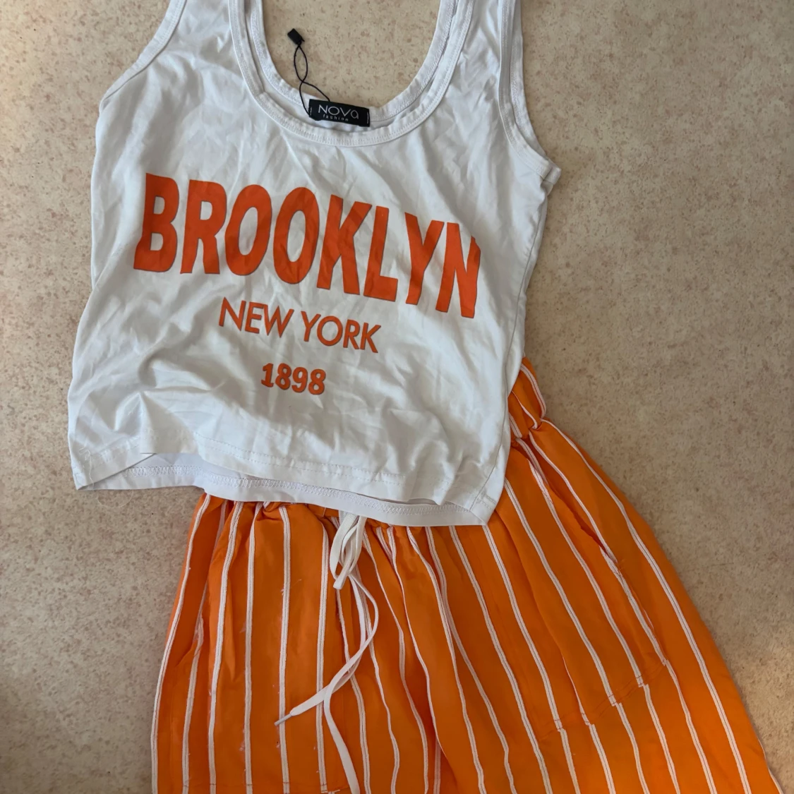 orange linnebyxor med linne . Bra använd men bra ändå. - 1