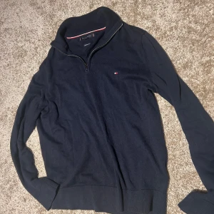Tommy Hilfiger Half-Zip Mörkblå - Cond: 9/10 Strlk: L Originalpris: ca 1400kr