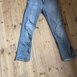 Jeans Replay - Replay jeans i färgen grå. Snygg trendig. Storlek 28/30