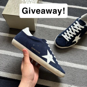 Tävling Golden Goose - Nu har vi lancerat en tävling på dessa helt nya Golden goose i mörkblå. För att delta måste du göra följande  -För 🎟️ 1 lott måste du följa kontot -För 🎟️ 2 lotter måste du lika 5 annonser  -För 🎟️ 3 lotter måste du följa insta kontot(adam.resell84) och TikTok kontot (AdamCloset) För störst chans att vinna gör alla stegen. Kontakta mig ”Klar!” Så är du deltagande. Vinare lottas ut 20 juli
