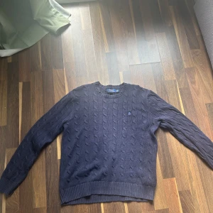 Ralph Lauren stickad tröja Mörkblå  - Hej, jag säljer denna Ralph Lauren tröja då den är lite för liten för mig//jag har använt den sparsamt och den är i perfekt skick// den är i storlek M men passar också S då den är lite liten//skriv vid intresse// redan sänkt pris från 750 men kan nog förhandla lite mer men inte mycket 