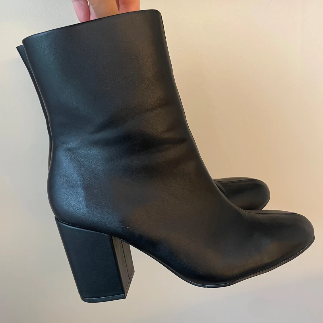 Svarta boots med klack och dragkedja