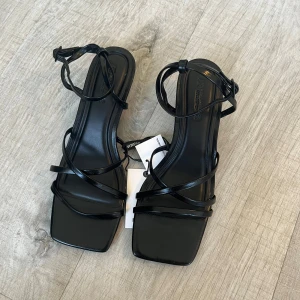 Svarta klackskor strl 36 - Säljer dessa klackskor från pull & bear, strl 36. Oanvända med lappar kvar 