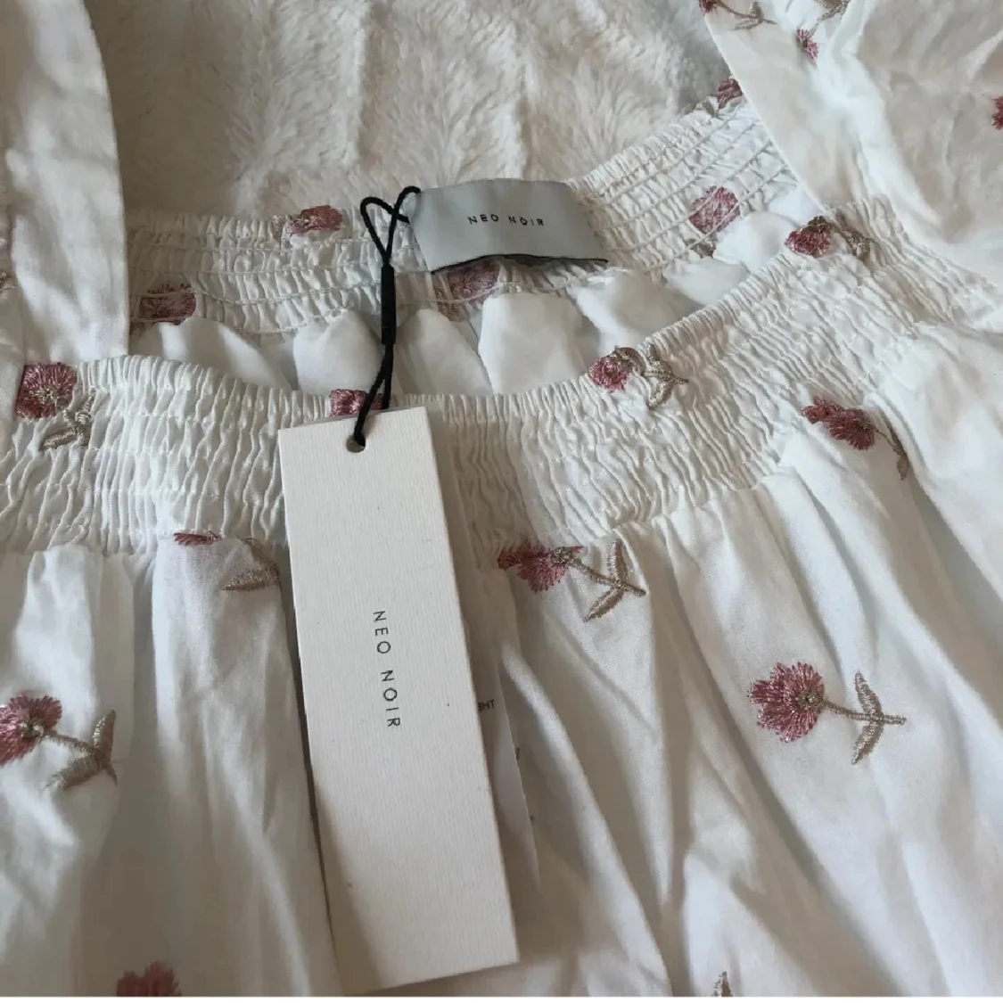 Vit blommig kortklänning Neo Noir - 3