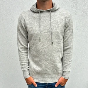 Kashmir/Merino hoodie  - Ljusgrå hoodie i Kashmir/Merino blandning | Storlek M | Modellen är 177cm lång, passar längre | Endast använd 1 gång, därför nyskick | Hör av dig vid frågor🌟