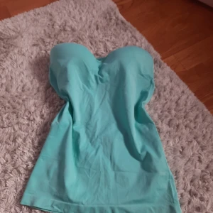 Turkos tubtopp - Jättesnygg tubtopp med inbyggd bh som tyvärr inte kommer till användning! Nypris 100 kr (second hand)