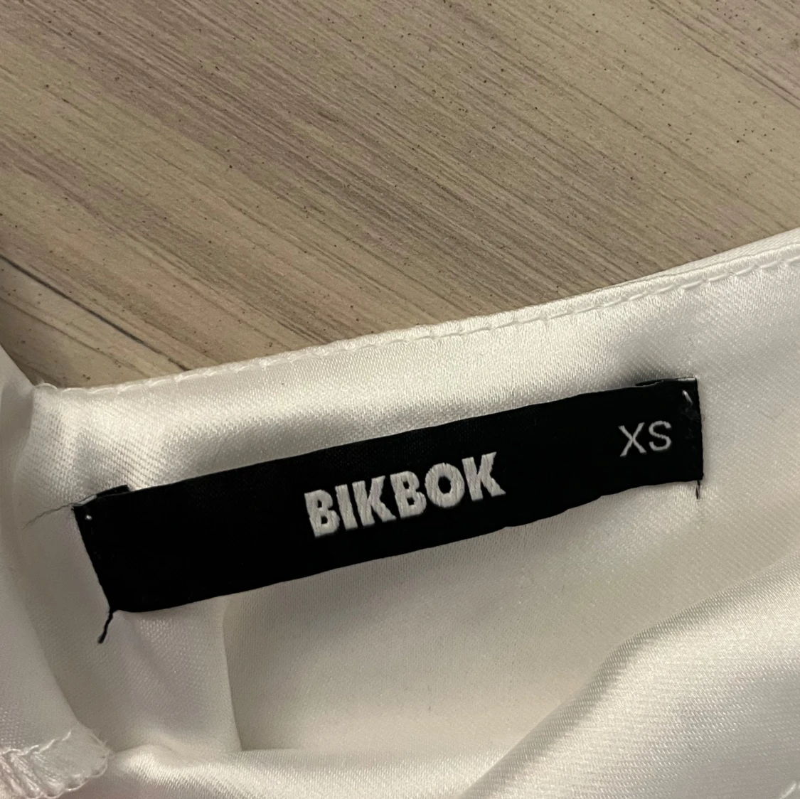 Vit satin klänning från Bik Bok XS - 1