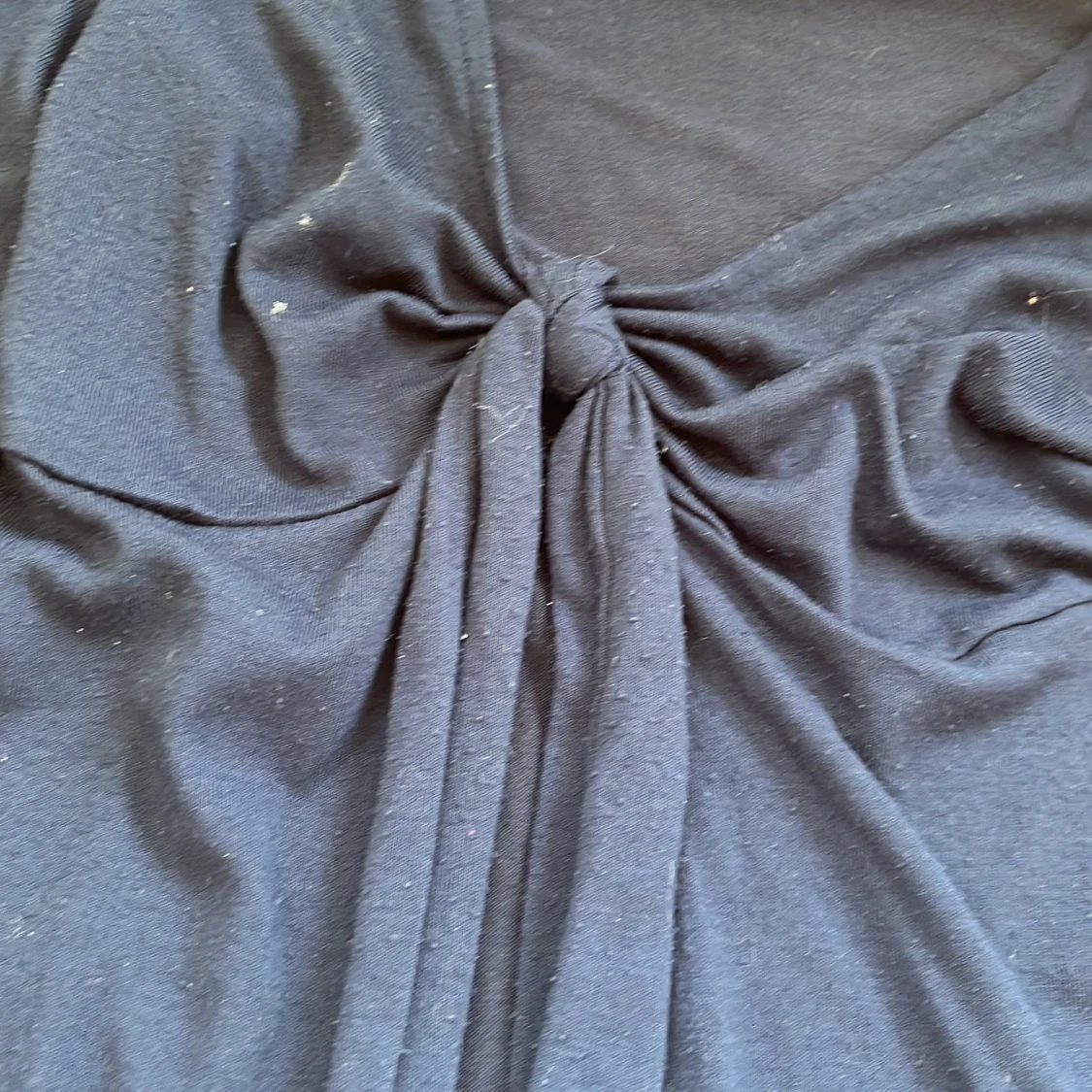 Marinblå långärmad omlottopp med knyt - 2