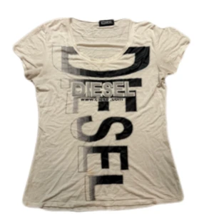 Diesel topp  - En skit cool topp från diesel!! Färgen är mycket vitare i verkligheten samt att det är grå glittertext på ”diesel” på framsidan! Det förekommer inte på bilden pågrund av ljuset i mitt rum!!!