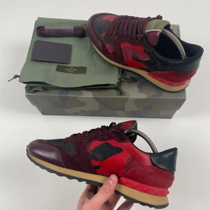 Valentino Rockrunners Skor - ‼️SJUKT BRA SKICK‼️Valentino Rockrunner Skor | Detta är marknadens fetaste, populäraste & mest eftertraktade sko inför våren! | Skick 9.5/10, EXTREMT BRA! | Storlek 40, men passar nog även 41 då de är lite större i storleken enligt oss | Extra snören medföljer | Priset är alltid diskuterbart vid snabb affär! | Nypris 8515kr | Hör mer än gärna av dig vid minsta möjliga fråga eller fundering så svarar vi med glädje! Ej org sulor | GardeGrisch - Registrerat företag 😄