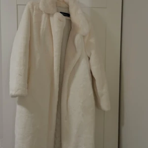 Vit lång pälsjacka med krage - Helt ny.